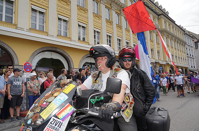 Die große CSD-Politparade erlebte in diesem Jahr einen neuen Teilnehmerrekord: 87 Fußgruppen und Paradewagen hatten sich angemeldet.