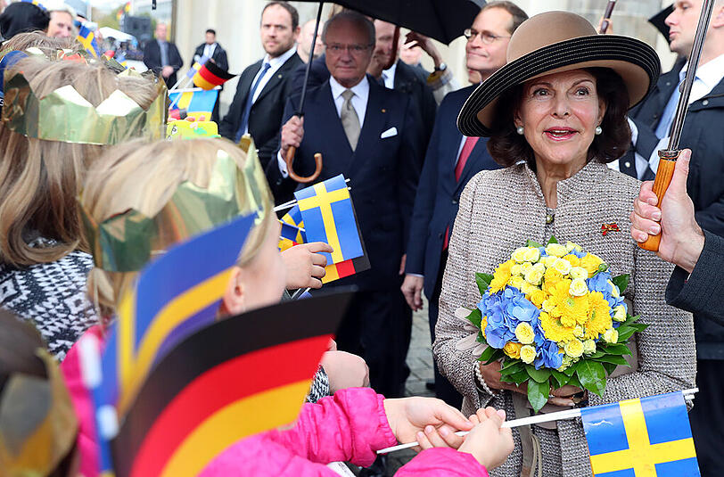 Kontakt mit den Berlinern: die Royals auf dem Weg zum Brandenburger Tor.