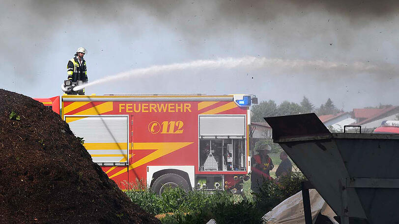 Die Lagerhalle einer Kompostieranlage in Hergolding (Gemeinde Vaterstetten) ist niedergebrannt.