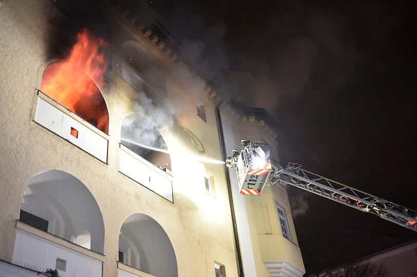 In der Nacht ist in Schwabing in einem Mehrfamilienhaus ein Wohnungsbrand ausgebrochen.