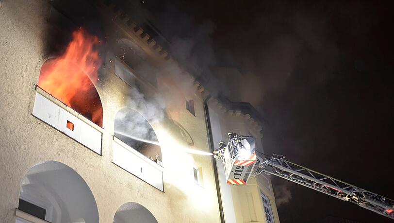 In der Nacht ist in Schwabing in einem Mehrfamilienhaus ein Wohnungsbrand ausgebrochen. In der Nacht ist in Schwabing in einem Mehrfamilienhaus ein Wohnungsbrand ausgebrochen.
