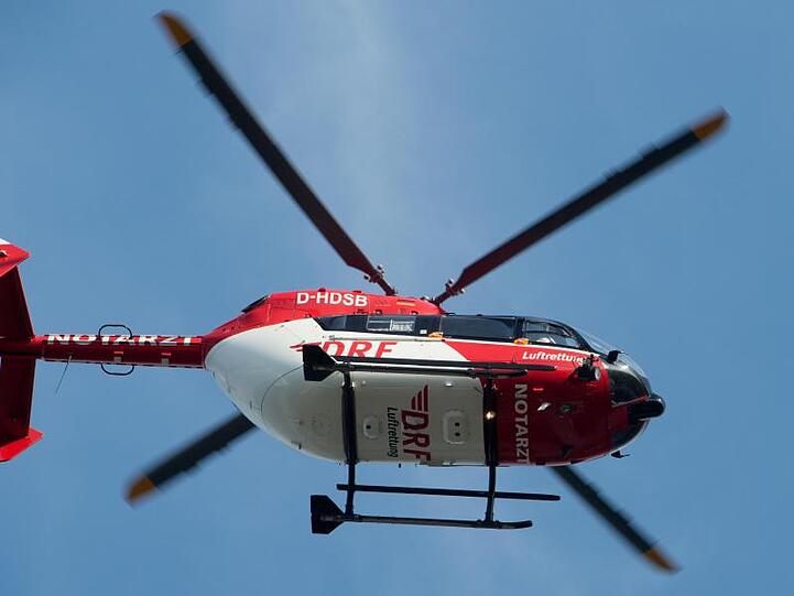 Der Rettungshubschrauber fliegt über einen Flugplatz. Foto: Stefan Sauer/zb/dpa/Symbolbild