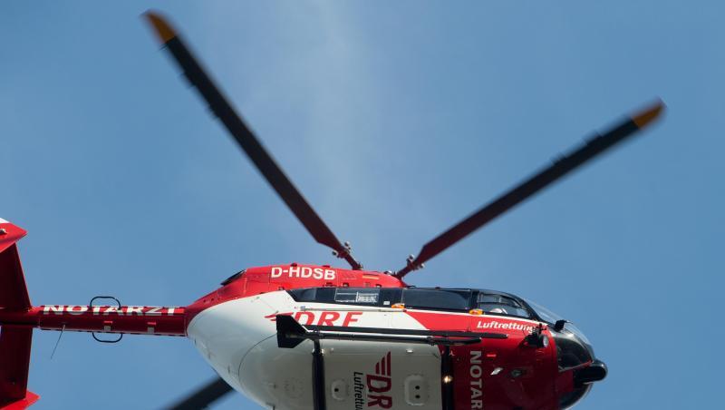 Der Rettungshubschrauber fliegt über einen Flugplatz. Foto: Stefan Sauer/zb/dpa/Symbolbild Der Rettungshubschrauber fliegt über einen Flugplatz. Foto: Stefan Sauer/zb/dpa/Symbolbild