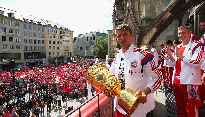 Thomas Müller 2014 mit dem DFB-Pokal auf dem Münchner Rathaus-Balkon.