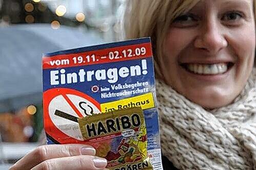 Das Volksbegehren &bdquo;Für echten Nichtraucherschutz&ldquo; hatte mit knapp 1,3 Millionen Unterstützerunterschriften von Wahlberechtigten die nötige Zehn-Prozent-Hürde deutlich überschritten.