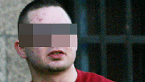 Peter R. griff in der U-Bahn einen 17–Jährigen an. Peter R. griff in der U-Bahn einen 17–Jährigen an.