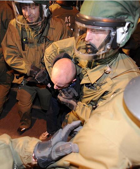 Ein Großaufgebot der Polizei versucht in der Nacht auf den 1. Mai, in der es in jedem Jahr zu gewaltsamen Ausschreitungen kommt, für Ordnung zu sorgen. Die Bilder