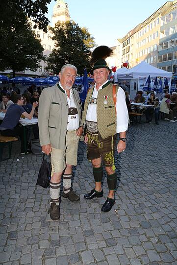 Walter Krämer und Paul Daffner beginnen ihre Shopping-Nacht im Rosental.