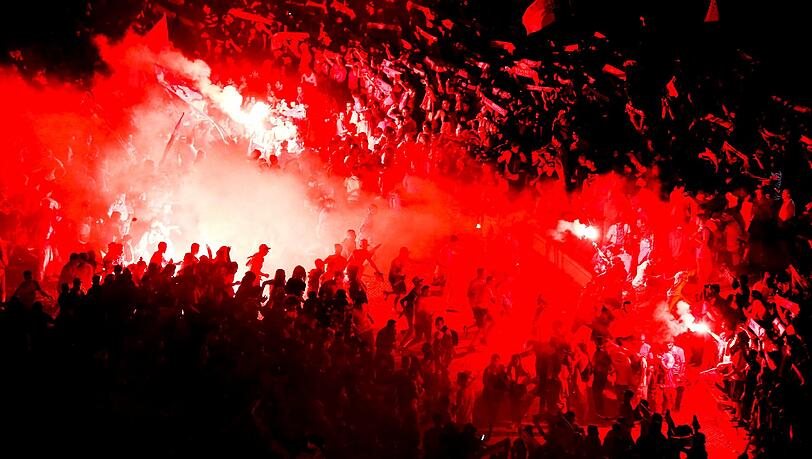 „Der Enthusiasmus ist extrem“, sagt Bayern-Sportvorstand Matthias Sammer über die heiße Atmosphäre im Estádio da Luz. „Der Enthusiasmus ist extrem“, sagt Bayern-Sportvorstand Matthias Sammer über die heiße Atmosphäre im Estádio da Luz.