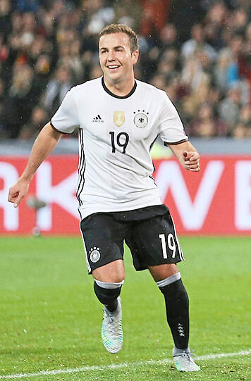 Mario Götze: Note 4. Früh mit der Chance zum 1:0, köpfte zu zentral (4.). Sonst unauffällig, nicht robust genug.