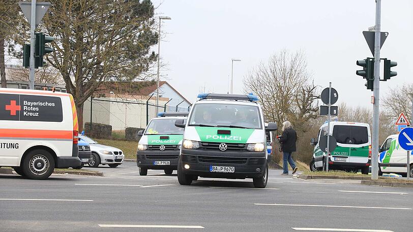 Polizei und Rettungskräfte sind mit einem Großaufgebot vor Ort.
