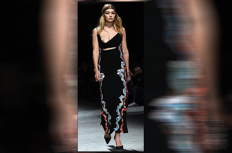 Topmodel Gigi Hadid ist bei der Versace-Show in Mailand eine Kleiderpanne unterlaufen. Doch die 20-Jährige nahm's gelassen.