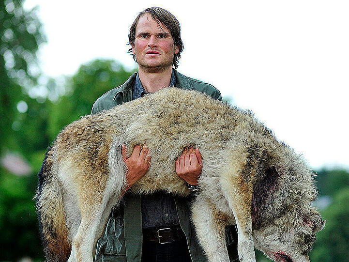 "Polizeiruf 110: Wolfsland": Waldner trägt den toten Wolf durch Kaskow