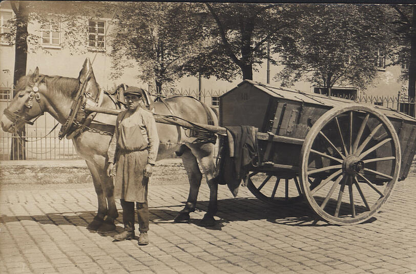 Historische Müllabfuhr-Karre in der Arnulfstraße.