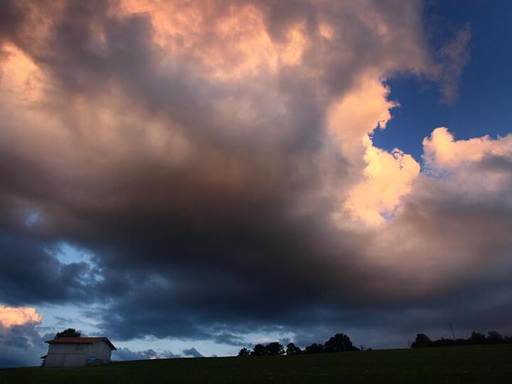 Wolken leuchten im Abendlicht. Foto: Karl-Josef Hildenbrand/dpa