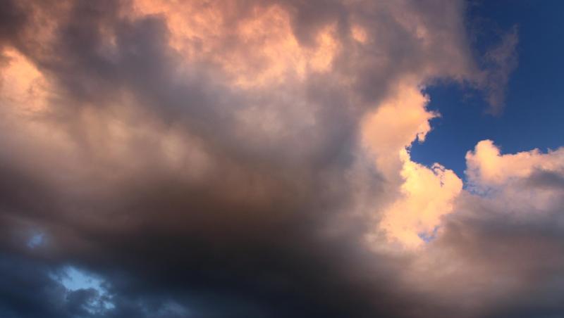 Wolken leuchten im Abendlicht. Foto: Karl-Josef Hildenbrand/dpa Wolken leuchten im Abendlicht. Foto: Karl-Josef Hildenbrand/dpa