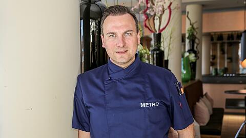 Droht eine Pleitewelle in der deutschen Gastronomie? Sternekoch Tim Raue befürchtet, dass sich viele Restaurants in der Corona-Krise nicht halten können.