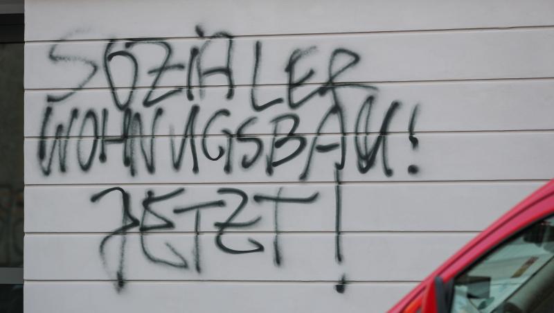 Graffiti "Sozialer Wohnungsbau! Jetzt!" befinden sich an einem neuen Mietshaus einer Wohnungsbaugenossenschaft. Foto: Jan Woitas/Archivbild Graffiti "Sozialer Wohnungsbau! Jetzt!" befinden sich an einem neuen Mietshaus einer Wohnungsbaugenossenschaft. Foto: Jan Woitas/Archivbild