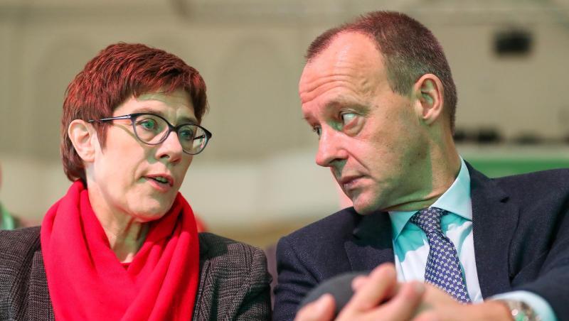 Ex-Unionsfraktionschef Friedrich Merz hatte in einer Kampfabstimmung beim CDU-Bundesparteitag knapp gegen Annegret Kramp-Karrenbauer verloren. Ex-Unionsfraktionschef Friedrich Merz hatte in einer Kampfabstimmung beim CDU-Bundesparteitag knapp gegen Annegret Kramp-Karrenbauer verloren.