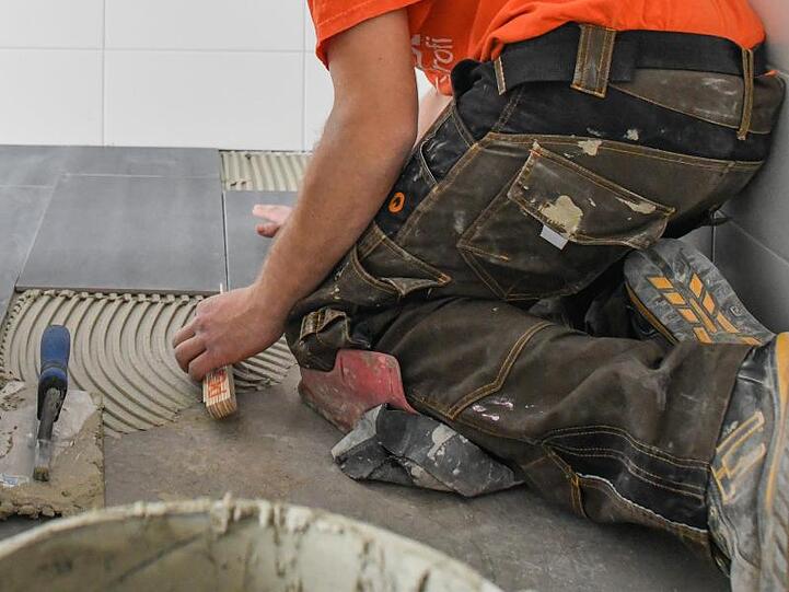 Im Handwerksgewerbe können viele Facharbeiterstellen nicht besetzt werden.