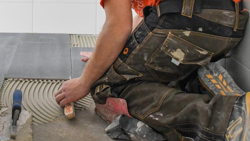 Im Handwerksgewerbe können viele Facharbeiterstellen nicht besetzt werden.