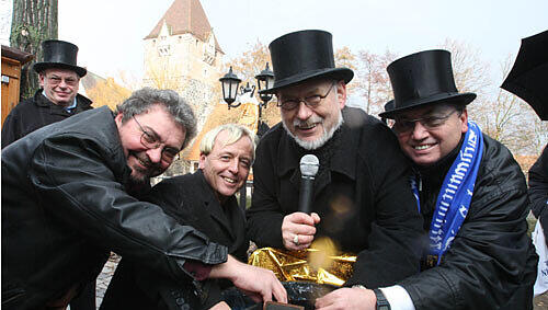 Beerdigten den Fasching: SPD-Stadtrat und Ehrenritter Lorenz Gradl, SPD-Landtagsabgeordneter Stefan Schuster, Schwanenritter-Großkomtur Gerhard Sperber sowie der 1. Vorsitzender Willi Braunreiter (v. li.). Beerdigten den Fasching: SPD-Stadtrat und Ehrenritter Lorenz Gradl, SPD-Landtagsabgeordneter Stefan Schuster, Schwanenritter-Großkomtur Gerhard Sperber sowie der 1. Vorsitzender Willi Braunreiter (v. li.).