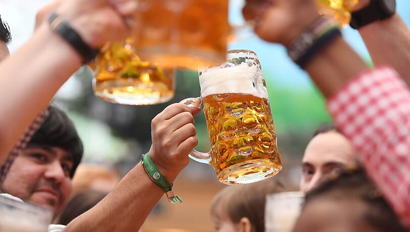 Kann sich dieses Jahr wieder auf der Wiesn zugeprostet werden? Noch ist die Entscheidung nicht gefallen.