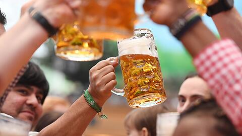 Kann sich dieses Jahr wieder auf der Wiesn zugeprostet werden? Noch ist die Entscheidung nicht gefallen.
