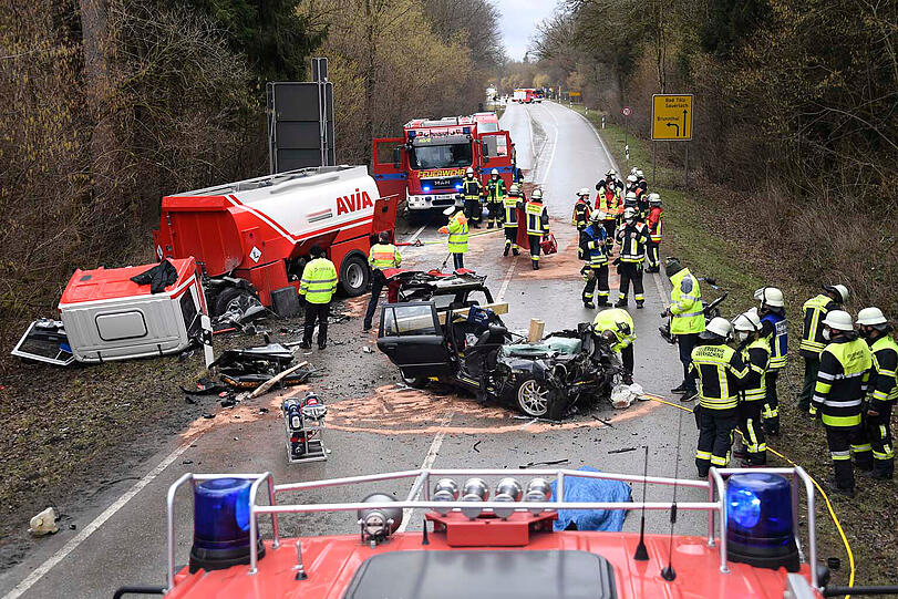 Durch die Wucht des Aufpralls kippte das Führerhaus des Lkw um.
