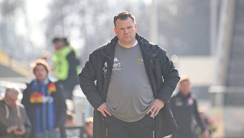 "Das ist ein massiver Eingriff in den Wettbewerb – auch gerade eine Woche vor unserem Spiel gegen 1860. Die Voraussetzungen haben sich massiv verändert", sagte Saarbrücken-Trainer Uwe Koschinat zuletzt über den Punktabzug.