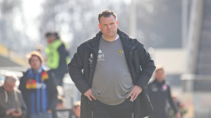 "Das ist ein massiver Eingriff in den Wettbewerb – auch gerade eine Woche vor unserem Spiel gegen 1860. Die Voraussetzungen haben sich massiv verändert", sagte Saarbrücken-Trainer Uwe Koschinat zuletzt über den Punktabzug.