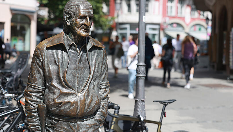 Sigi Sommer in Bronze zurück in der Altstadt.