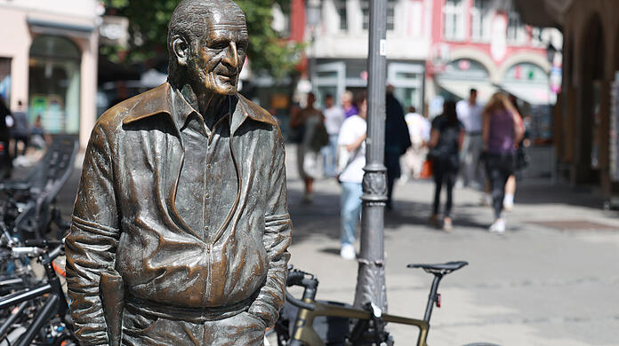 Sigi Sommer in Bronze zurück in der Altstadt.