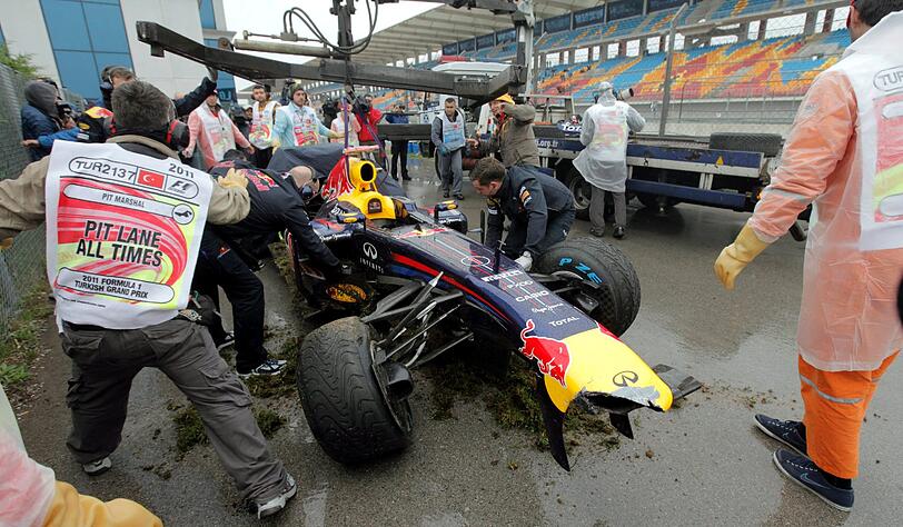 Crash beim Training: Vettel hat seinen Formel-1-Bolide zerschossen. Die Bilder