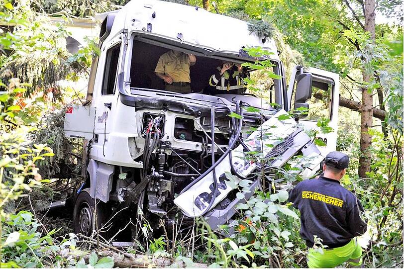 In den Wald gerast: Der Gefahrgut-Laster von Krailling.