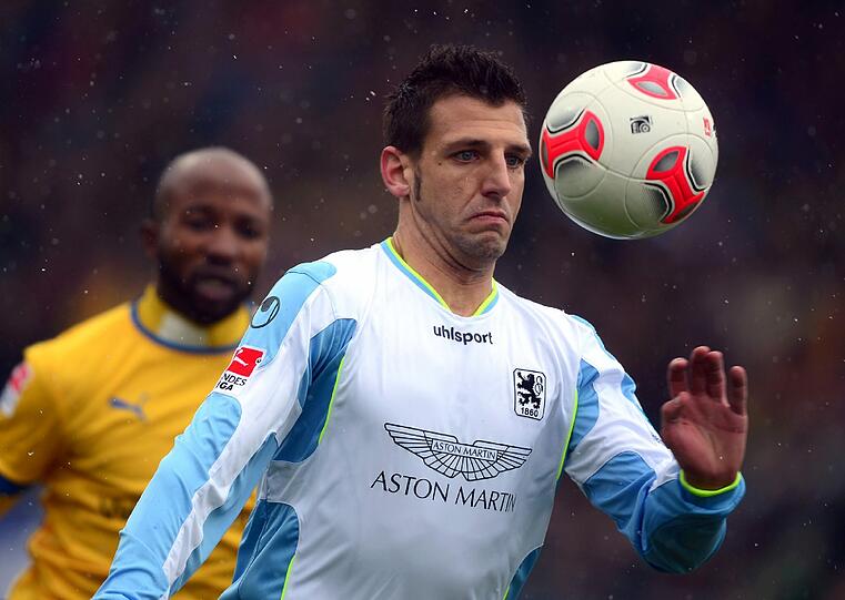 Löwen Verteidiger Guillermo Vallori gegen den Braunschweiger Goalgetter Kumbela.