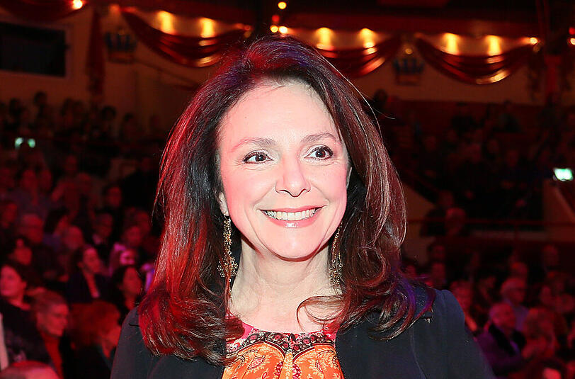 Flohsamenschalen und positive Gedanken

Ursula Dämmrich von Luttitz, Fernsehmoderatorin und Schauspielerin
"Ich trinke am morgen Flohsamenschalen aus ökologischer Landwirtschaft, aufgelöst in Adelholzener St. Primus Heilwasser. Danach eine Tasse Bio Matcha Tee. Vormittags gibt es grünen Tee. Drei Mal pro Woche mache ich Lauf-, Rücken- und Ganzkörpertraining. Außerdem: positive Gedanken, viel lachen, unangenehmen Situationen die Komik abgewinnen, und anderen Menschen helfen, wenn sie Hilfe benötigen."