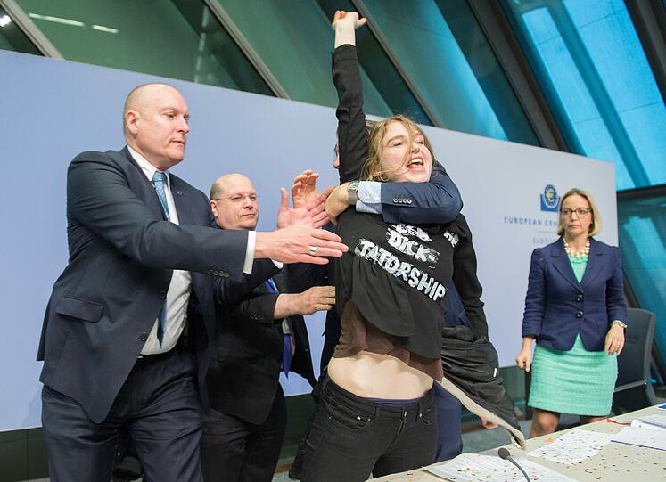 Zwischenfall bei der EZB: Draghi muss eine PK unterbrechen, weil eine Femen-Aktivistin die Konferenz stört. Die Bilder...