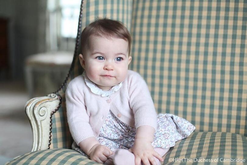Herzogin Kate hat ihre kleine Prinzessin Charlotte fotografiert und die Bilder via Twitter verbreitet.