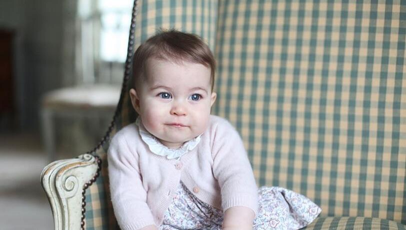Herzogin Kate hat ihre kleine Prinzessin Charlotte fotografiert und die Bilder via Twitter verbreitet. Herzogin Kate hat ihre kleine Prinzessin Charlotte fotografiert und die Bilder via Twitter verbreitet.
