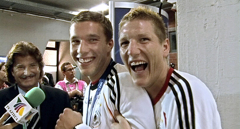 WM 2006: Mit Sommermärchen-Kumpel und Zimmergenosse Lukas Podolski ging es fürs Duo Schweini & Poldi in die Herzen der Fans. Im Spiel um Platz drei gelingen ihm zwei Tore beim 3:1 gegen Portugal.