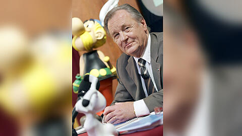 Asterix-Zeichner Albert Uderzo sitzt am 22.09.2005 in Brüssel (Belgien) auf einer Pressekonferenz neben einer Asterix-Nachbildung.