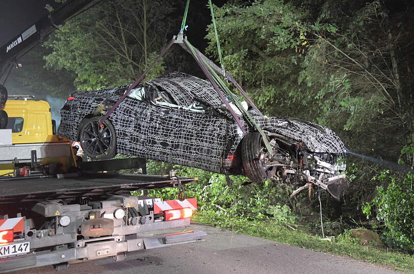 Tödlicher Unfall: Münchner verliert Kontrolle über den Erlkönig - Beifahrerin stirbt.