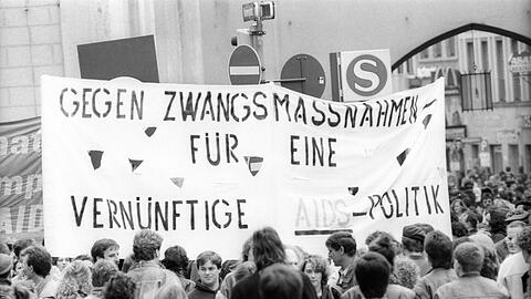 1987: Plakat auf der Aids-Demonstration gegen die Diskriminierung Homosexueller auf dem Marienplatz in Mün-chen, bei der 5000 Münchner mitmarschiert sind.