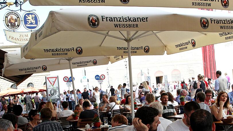 Dabei wird es vorerst bleiben: Die Sonnenschirme vorm Franziskaner in der Residenzstraße.