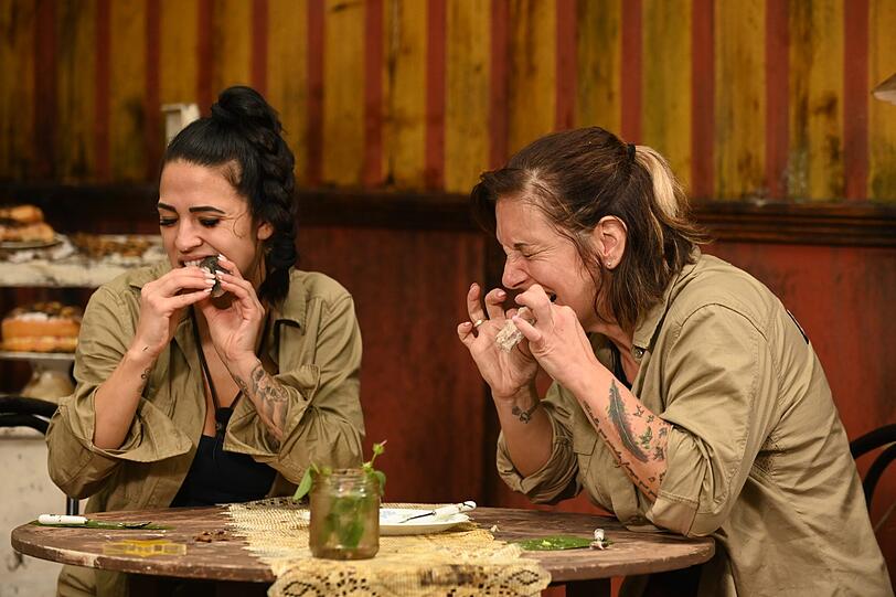 Elena und Danni stürzen sich auf die "Spezialitäten", doch die Portionen sind zu groß.