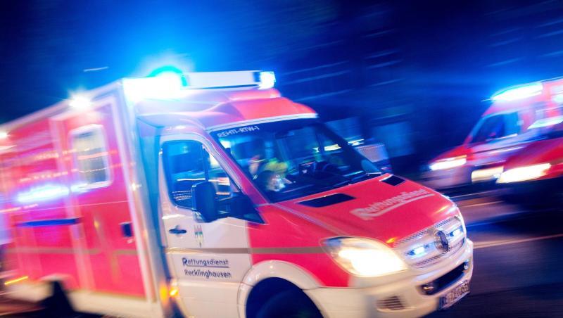 Ein Rettungswagen fährt mit Blaulicht durch eine Straße. Foto: picture alliance/Marcel Kusch/dpa/Illustration Ein Rettungswagen fährt mit Blaulicht durch eine Straße. Foto: picture alliance/Marcel Kusch/dpa/Illustration