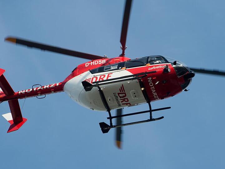 Ein Rettungshubschrauber fliegt durch die Luft. Foto: Stefan Sauer/zb/dpa/Symbolbild