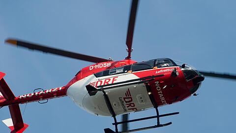 Ein Rettungshubschrauber fliegt durch die Luft. Foto: Stefan Sauer/zb/dpa/Symbolbild