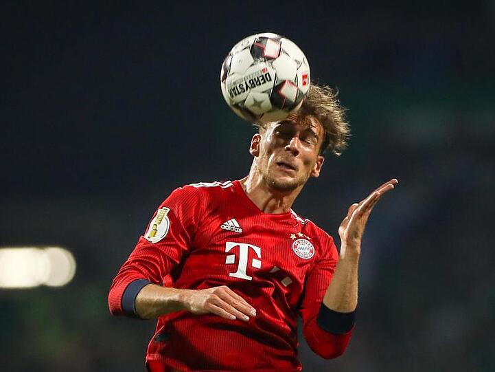 Münchens Leon Goretzka köpft den Ball. Foto: Christian Charisius/Archivbild